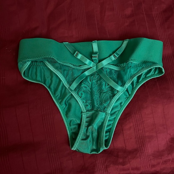 Green lingerie set worn once for photoshoot: bra, panties & garter - Picture 4 of 8